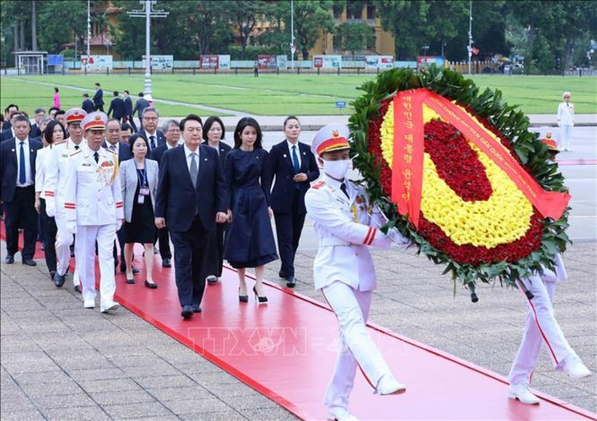 Tổng thống Yoon Suk-yeol và phu nhân cùng đoàn đại biểu cấp cao Hàn Quốc đến đặt vòng hoa, vào Lăng viếng Chủ tịch Hồ Chí Minh.(Ảnh: TTXVN)