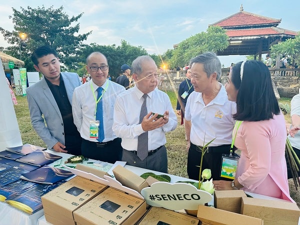 Gian hàng các sản phẩm chén dĩa lá sen Seneco của GFDI tại Lễ hội Sen Huế 2023 thu hút sự quan tâm của lãnh đạo địa phương