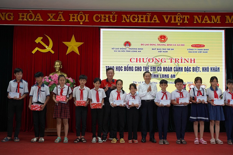 Các em học sinh có hoàn cảnh khó khăn nhận học bổng từ 