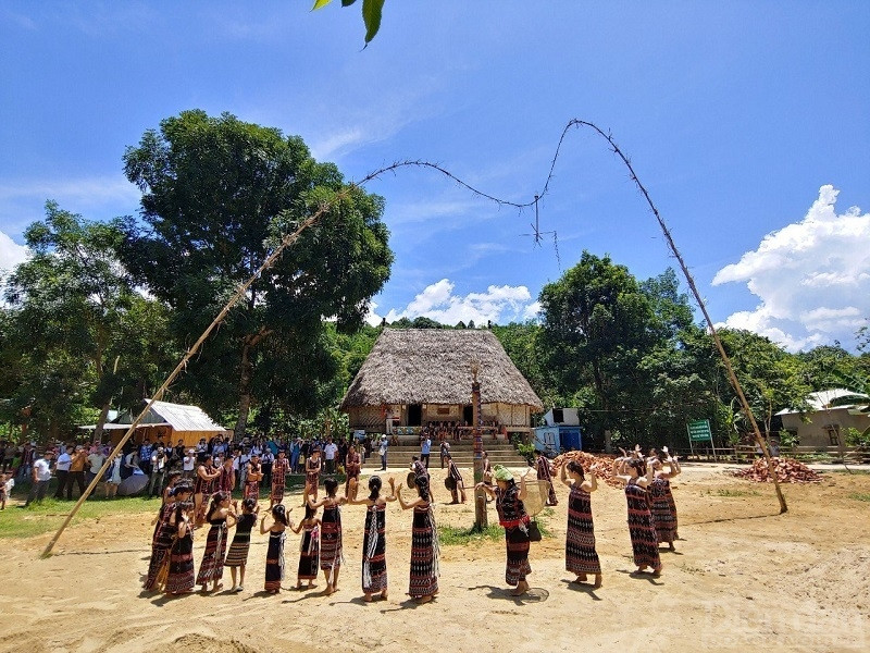 Hoạt động biểu diễn tại Làng văn hóa - du lịch Bhơ Hôồng, huyện Đông Giang, tỉnh Quảng Nam (Ảnh: Tuấn Vỹ)