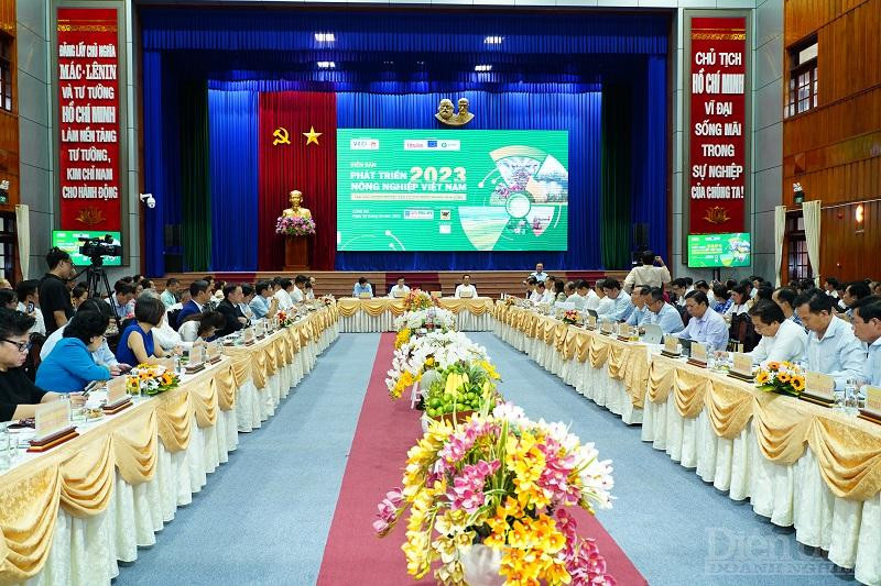 Toàn cảnh Diễn đàn “Phát triển Nông nghiệp Việt Nam 2023” chủ đề “Thu hút doanh nghiệp đầu tư cho nông nghiệp bền vững” do Tạp chí Diễn đàn Doanh nghiệp, Sở KH&ĐT Long An, Sở NN&PTNT tỉnh Long An, Trung tâm Xúc tiến và Hỗ trợ đầu tư tỉnh Long An, Tổ chức Oxfarm VN tổ chức chiều 28/6/2023 tại Long An.