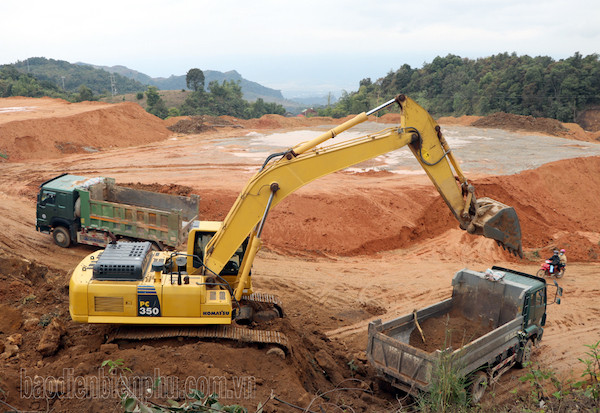 Công nhân Công ty Cổ phần Đầu tư xây dựng và Thương mại Huy Hoàng thi công gói thầu số 1 dự án cải tạo, nâng cấp ĐT.143.