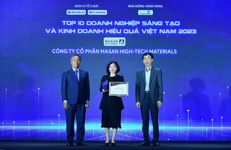 Đại diện MHT nhận chứng nhận và cup Top 10 DN Kinh doanh hiệu quả và đổi mới sáng tạo VN 2023