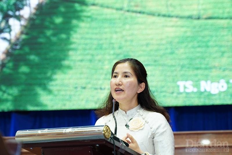 TS. Ngô Thị Thu Trang – Trường Đại học Khoa học Xã hội và Nhân văn TP.HCM phát biểu tham luận tại diễn đàn - Ảnh: Đình Đại.