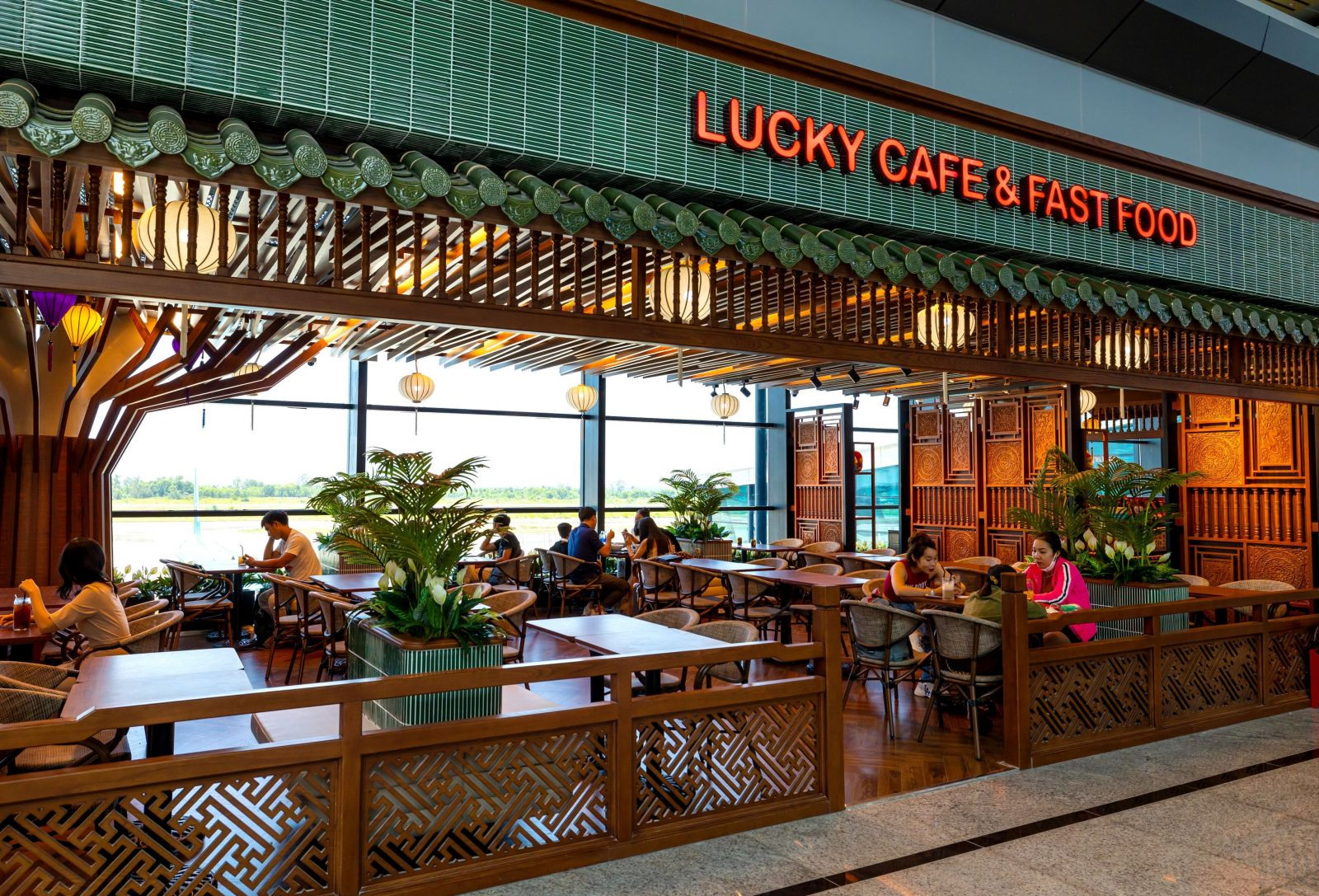 Điểm kinh doanh Lucky Cafe & Fast Food tại Cảng HKQT Phú Bài (Huế) được đầu tưp/thiết kế theo phong cách nội thất đặc trưng của địa phương