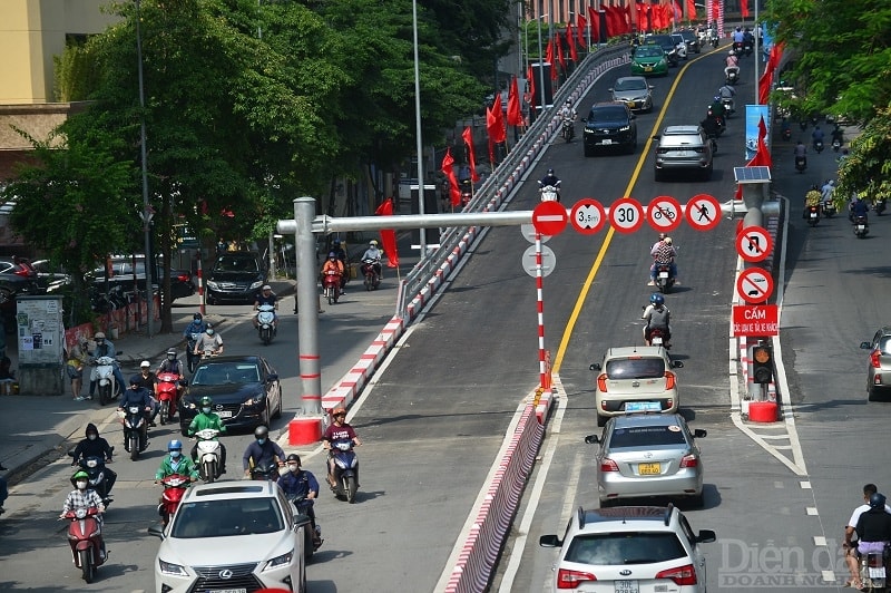 Cầu vượt chữ C dài hơn 300m, rộng 9m, vốn đầu tư 150 tỷ đồng, từ nguồn ngân sách thành phố Hà Nội.