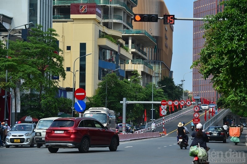 Các phương tiện di chuyển trên cầu vượt Chùa Bộc - Phạm Ngọc Thạch