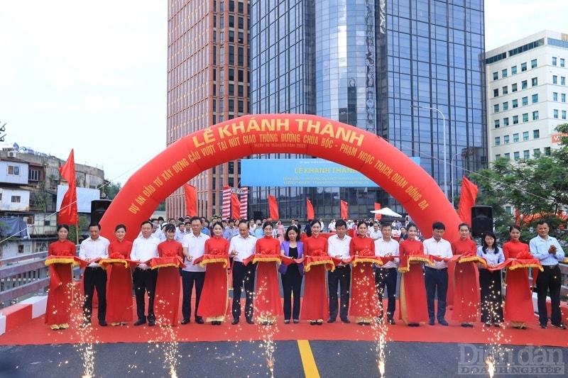 Các đại biểu thực hiện nghi thức cắt băng khánh thành dự án.p/