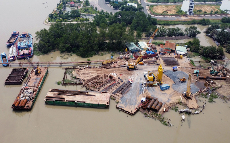 ông Nguyễn Hữu Thành - phó chủ tịch UBND huyện Nhơn Trạch, cho biết: Theo kế hoạch, UBND huyện Nhơn Trạch được giao làm chủ đầu tư dự án bồi thường, hỗ trợ, tái định cư đường vành đai 3 TP.HCM, đoạn qua tỉnh Đồng Nai (dự án thành phần 4) với chiều dài tuyến hơn 11km.p/“Đây là dự án trọng điểm quốc gia được trung ương, địa phương quan tâm đôn đốc thực hiện. Chúng tôi muốn bàn giao sớm mặt bằng để các nhà thầu thi công nhưng phải chờ giá bồi thường đất...