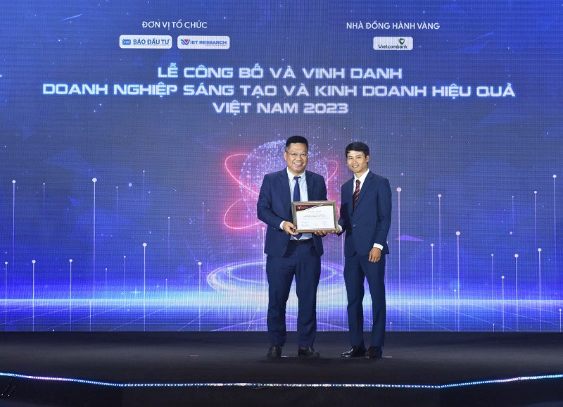 Đại diện Sacombank, ông Nguyễn Việt Hưng – Trưởng Văn phòng Khu vực Hà Nội nhận giải thưởng Top 10 “Doanh nghiệp sáng tạo và kinh doanh hiệu quả ngành Ngân hàng Việt Nam 2023”