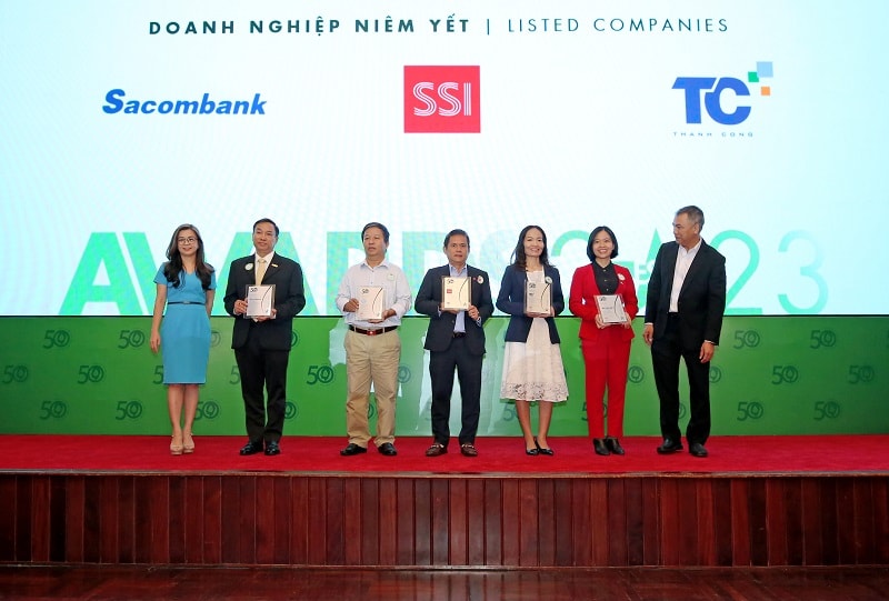 Đại diện Sacombank, ông Hồ Doãn Cường – Phó Tổng giám đốc nhận giải thưởng “Top 50 Doanh nghiệp phát triển bền vững tiêu biểu Việt Nam 2023”