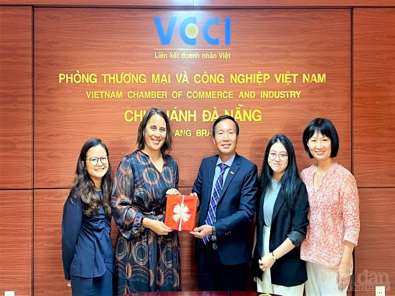 Ông Nguyễn Tiến Quang- Giám đốc VCCI Đà Nẵng tặng quà lưu niệm cho Đại sứ New Zealand tại Việt Nam bà Tredene Dobson