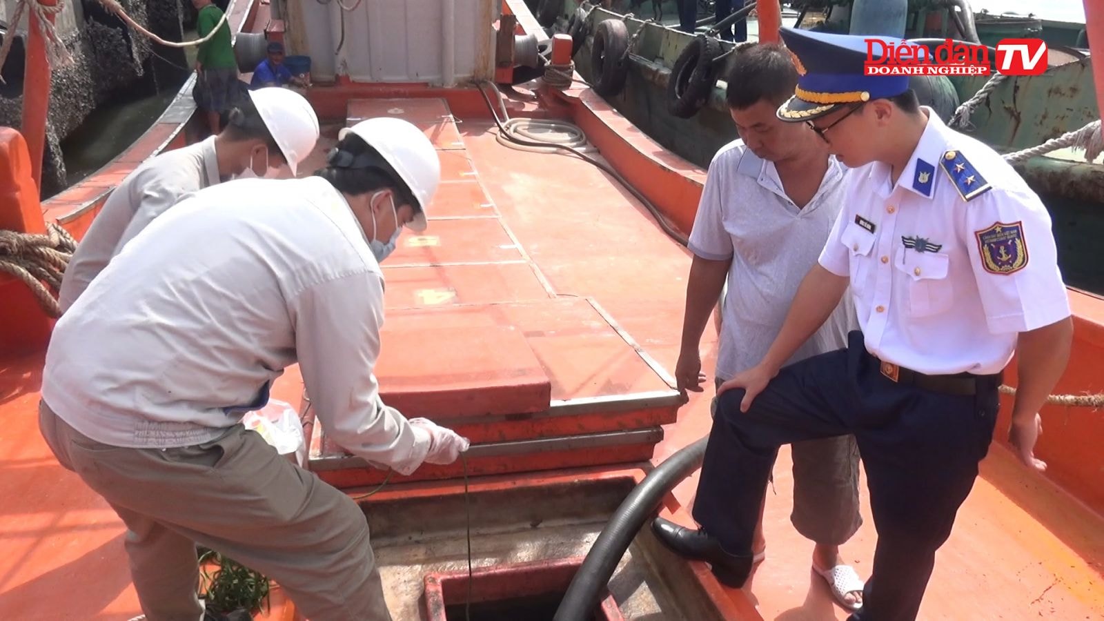 Ngày 30/6, Bộ Tư lệnh Vùng Cảnh sát biển 3 cho biết, đã dẫn giải tàu cá mang số hiệu KG-93292-TS chở khoảng 55.000 lít dầu D.O không rõ nguồn gốc về Hải đội 301 tại TP.Vũng Tàu để điều tra, xử lý.