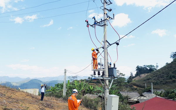 Đầu năm 2023, người dân bản Củ Dỉ Sang, Phiêng Páng và bản Phi Giàng 2 của huyện Tủa Chùa đã được sử dụng điện lưới Quốc gia sau nhiều năm chờ đợi