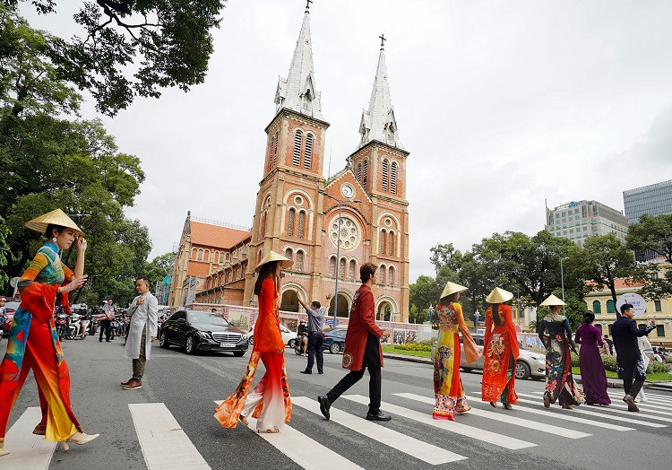 TP Hồ Chí Minh với doanh thu đạt 80.833 tỷ đồng. 