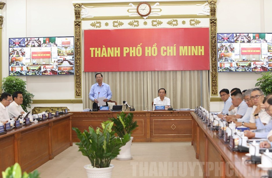 Chủ tịch UBND TP.HCM báo cáo tại Hội nghị - Ảnh: THANHUYTPHCM.VN.