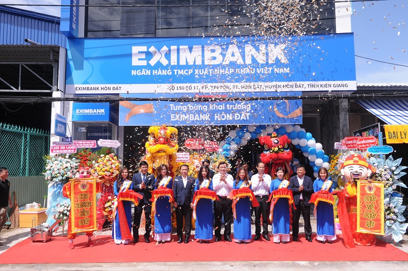 Đại diện cơ quan ban ngành tại địa phương cùng ban lãnh đạo Eximbank cắt băng khánh thành trụ sở mới. Ảnh: Eximbank