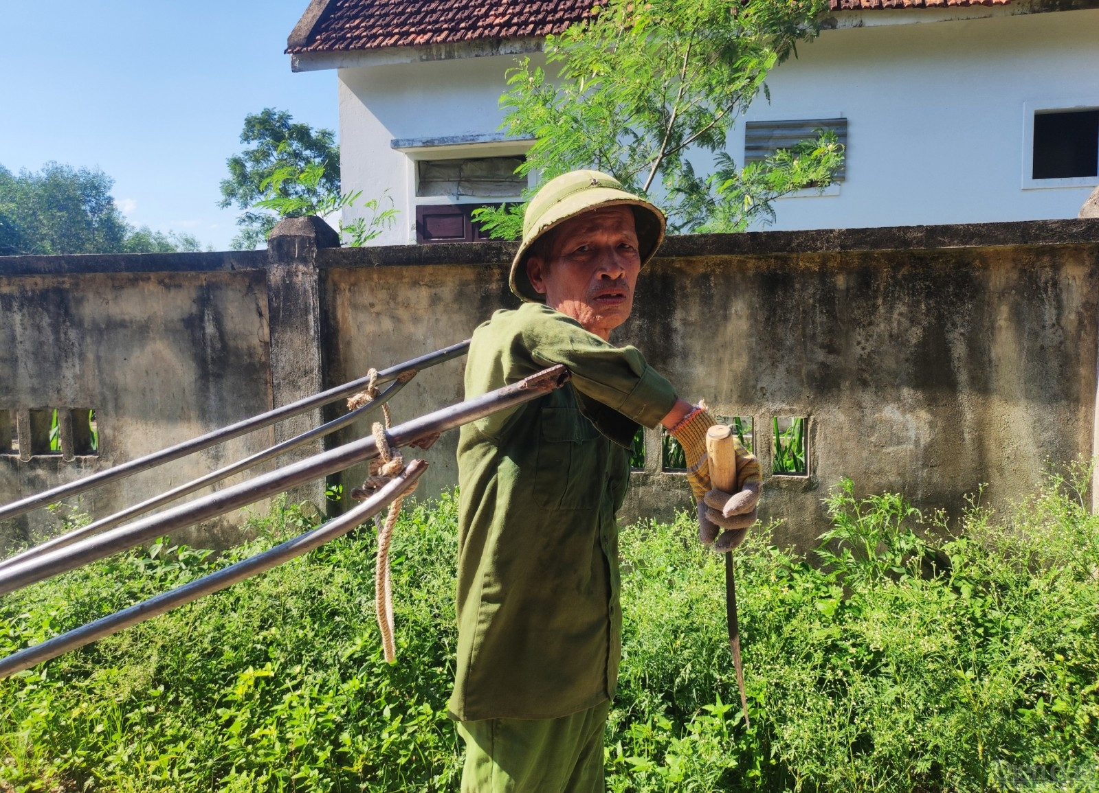 Người dân địa phương đã quá quen thuộc và chán nản mỗi khi được hỏi về công trình Trạm bơm Vực Giồng bởi hệ thống kênh mương tưới tiêu bị bỏ hoang, gây lãng phí và cản trở giao thông nội đồng suốt nhiều năm qua