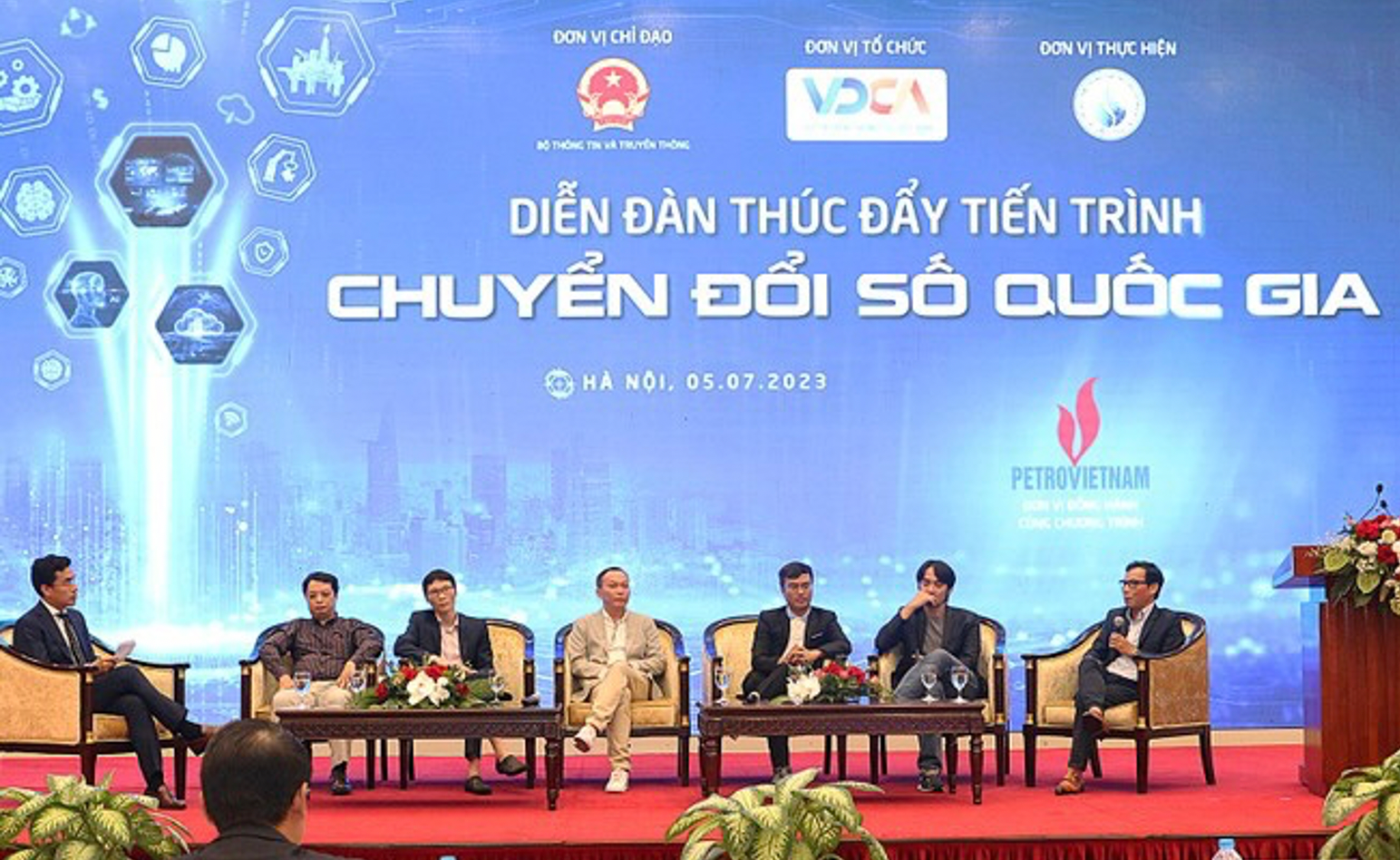 (Các diễn giả tham gia phiên thảo luận trong chương trình.