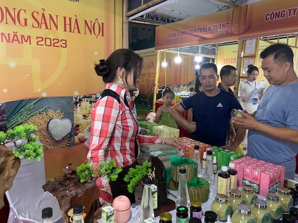Người tiêu dùng đi tham quan mua sắm tại Festival nông sản Hà Nội lần 2 năm 2023” Ba Vì