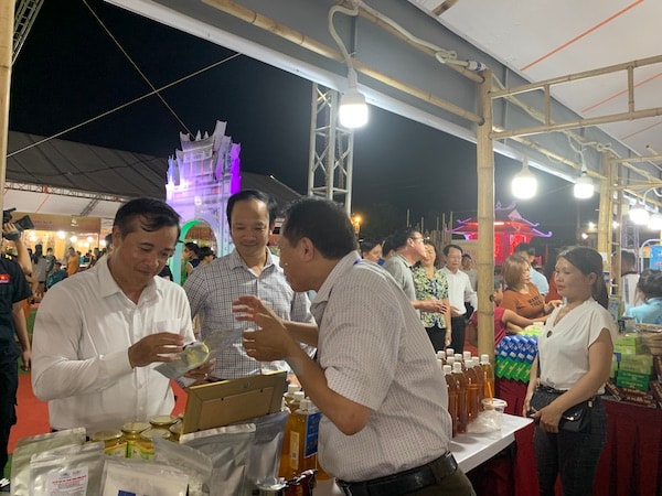 Đại diện Lãnh đạo HPA, các Sở ban ngành cùng Lãnh đạo Huyện uỷ, UBND huyện Ba Vì đi tham quan gian hàng Festival nông sản Hà Nội lần 2 năm 2023 tại Ba Vì.