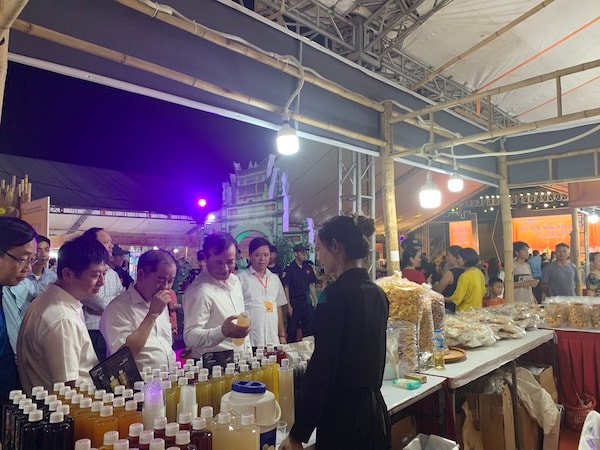 Đại diện Lãnh đạo HPA, các Sở ban ngành TP. Hà Nội cùng Lãnh đạo Huyện uỷ, UBND huyện Ba Vì đi tham quan gian hàng Festival nông sản Hà Nội lần 2 năm 2023 tại Ba Vì.