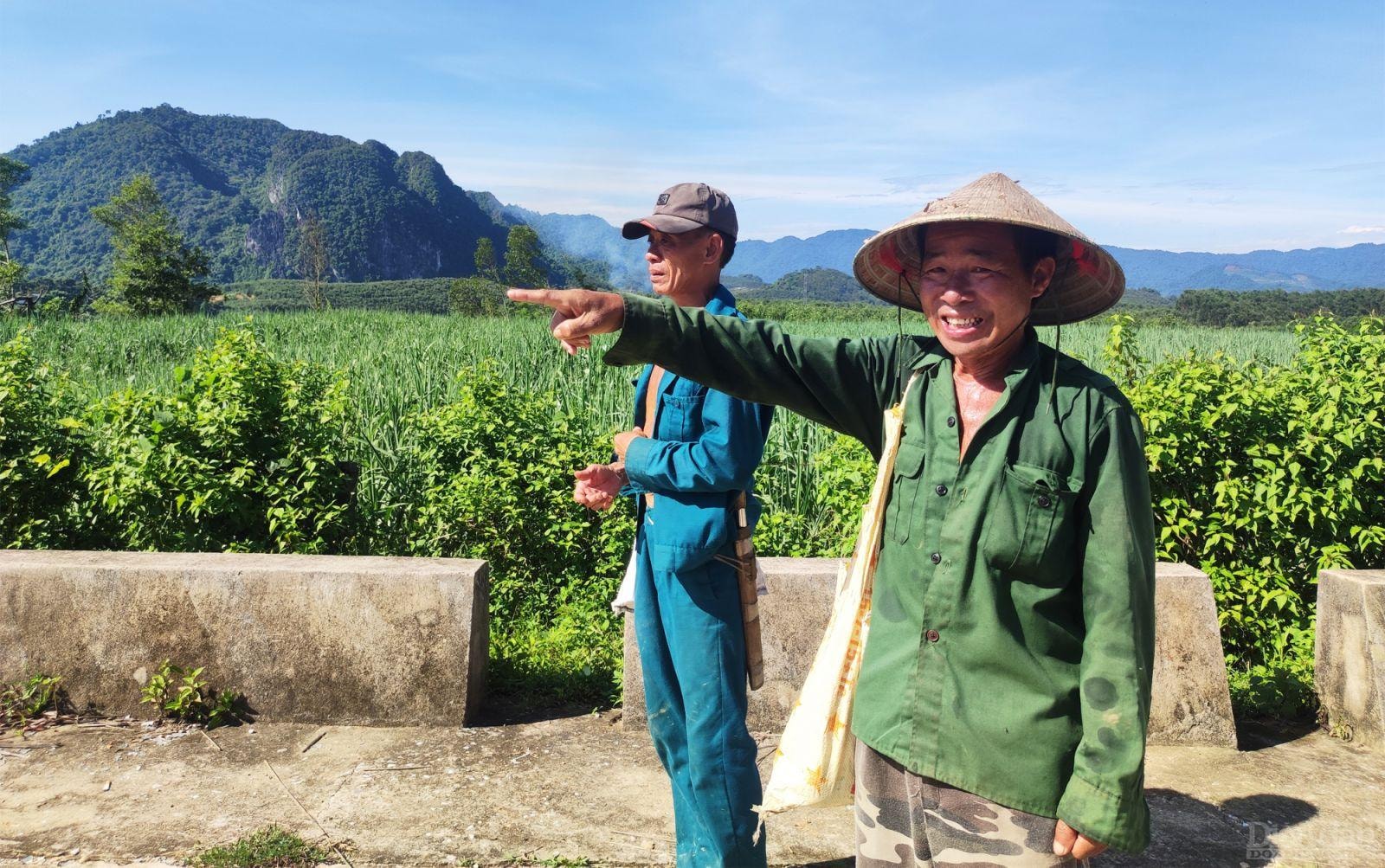 Ông Lương Văn Tợp (68 tuổi, trú tại bản Đỉnh Tiến) chán nản nói: “Có nhiều người đến kiểm tra hiện trạng rồi đi chứ không thấy sửa chữa, khắc phục cây cầu giúp người dân”