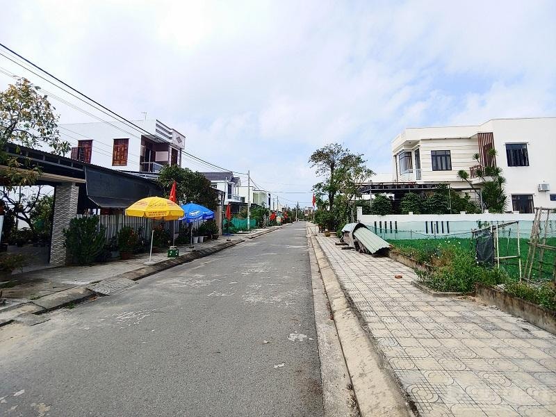 Nhiều hộ dân được giải tỏa, tái định cư và sinh sống tại nơi ở mới nhưng qua nhiều năm không được cấp giấy chứng nhận quyền sử dụng đất.