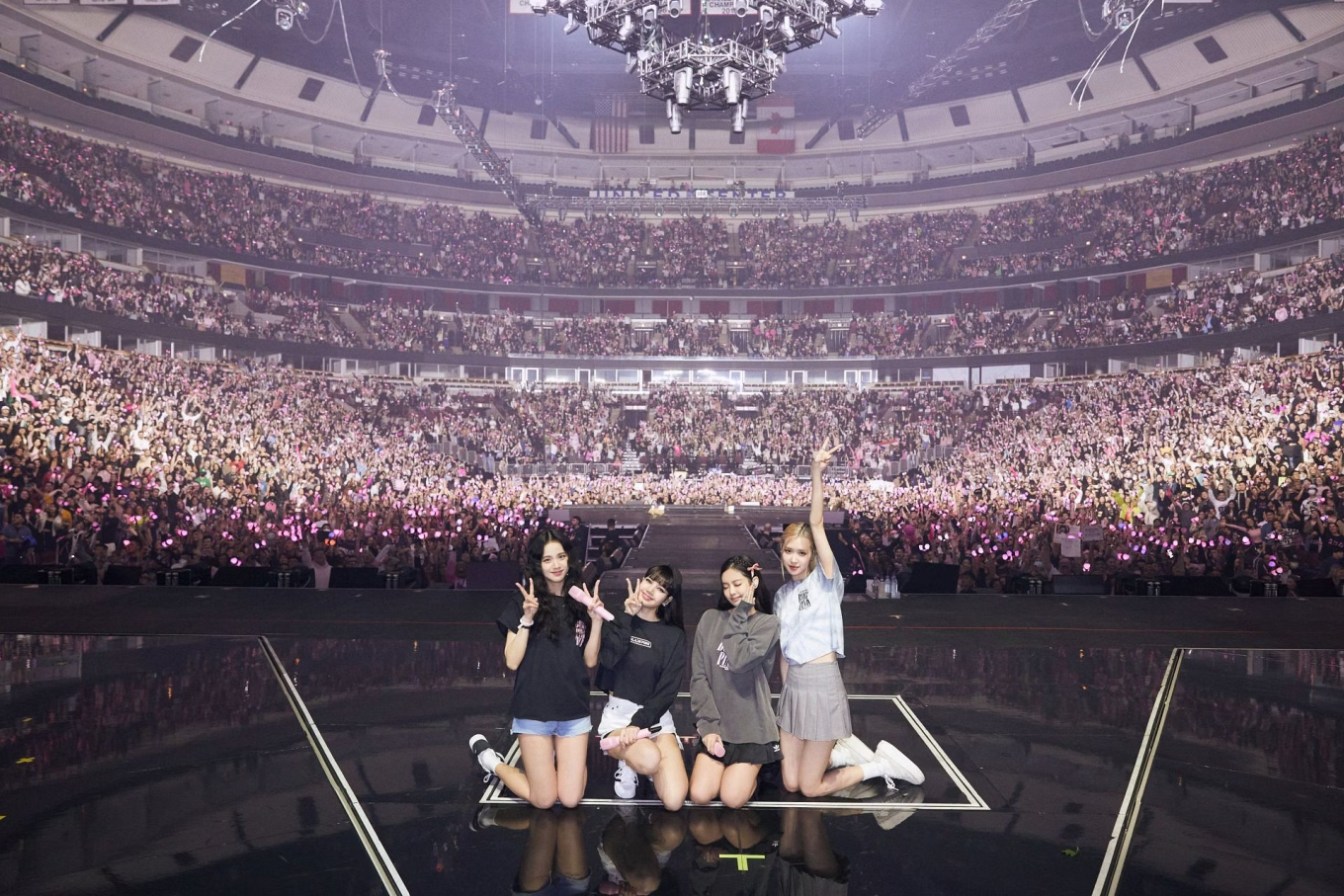 Blackpink, nhóm đang tạo doanh thu lớn nhất trong một chuỗi biểu diễn âm nhạc, trong đêm diễn tại Los Angeles (Mỹ) tháng 11/2022