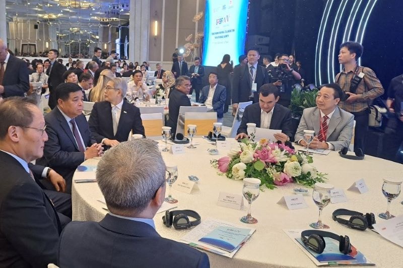 Phó Chủ tịch VCCI Nguyễn Quang Vinh (áo vest sáng) cùng thảo luận về chính sách phát triển bền vững cùng các lãnh đạo Việt Nam và Singapore