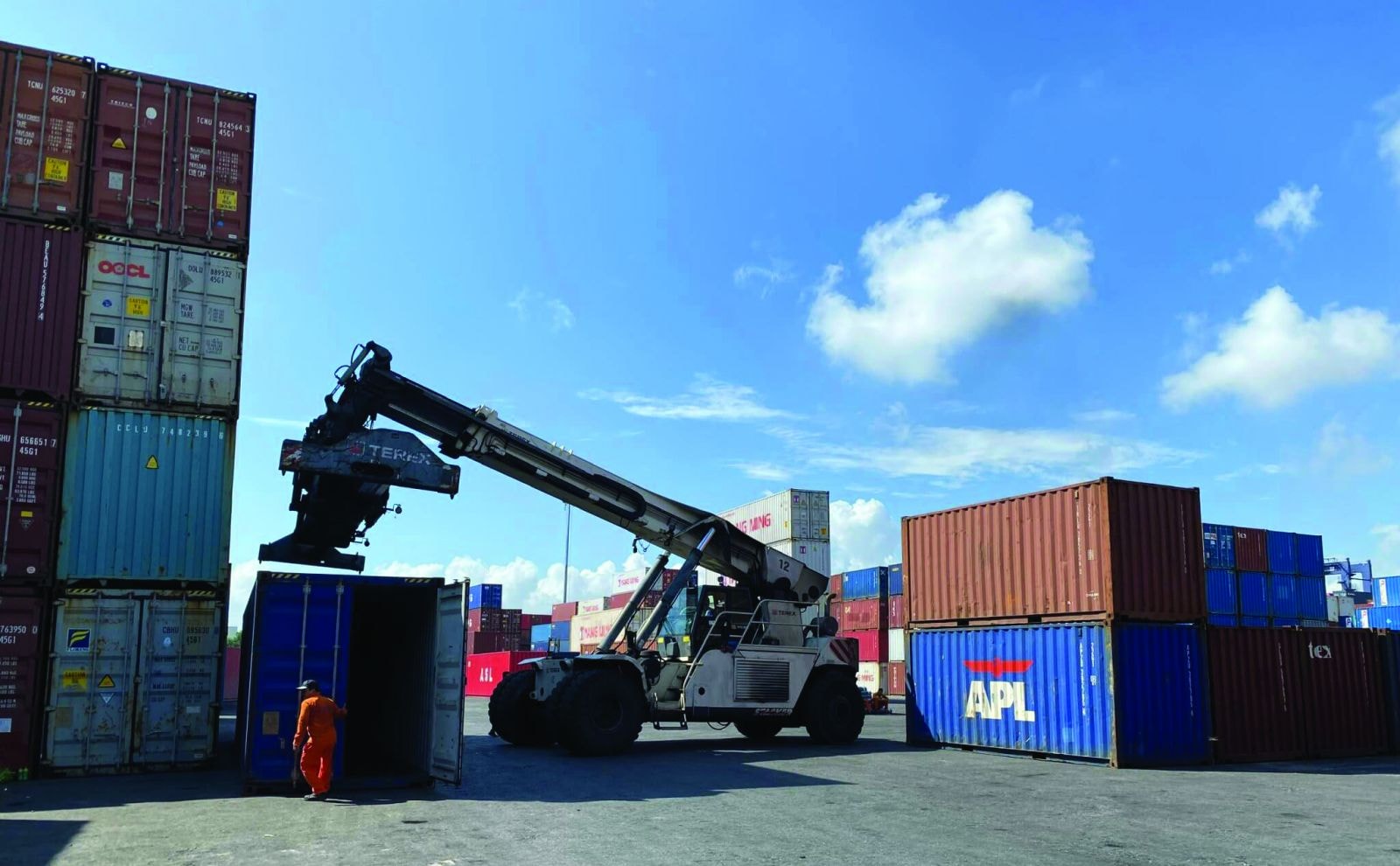  Các doanh nghiệp xuất nhập khẩu phải “chịu trận” khi phí cược container bị chiếm dụng