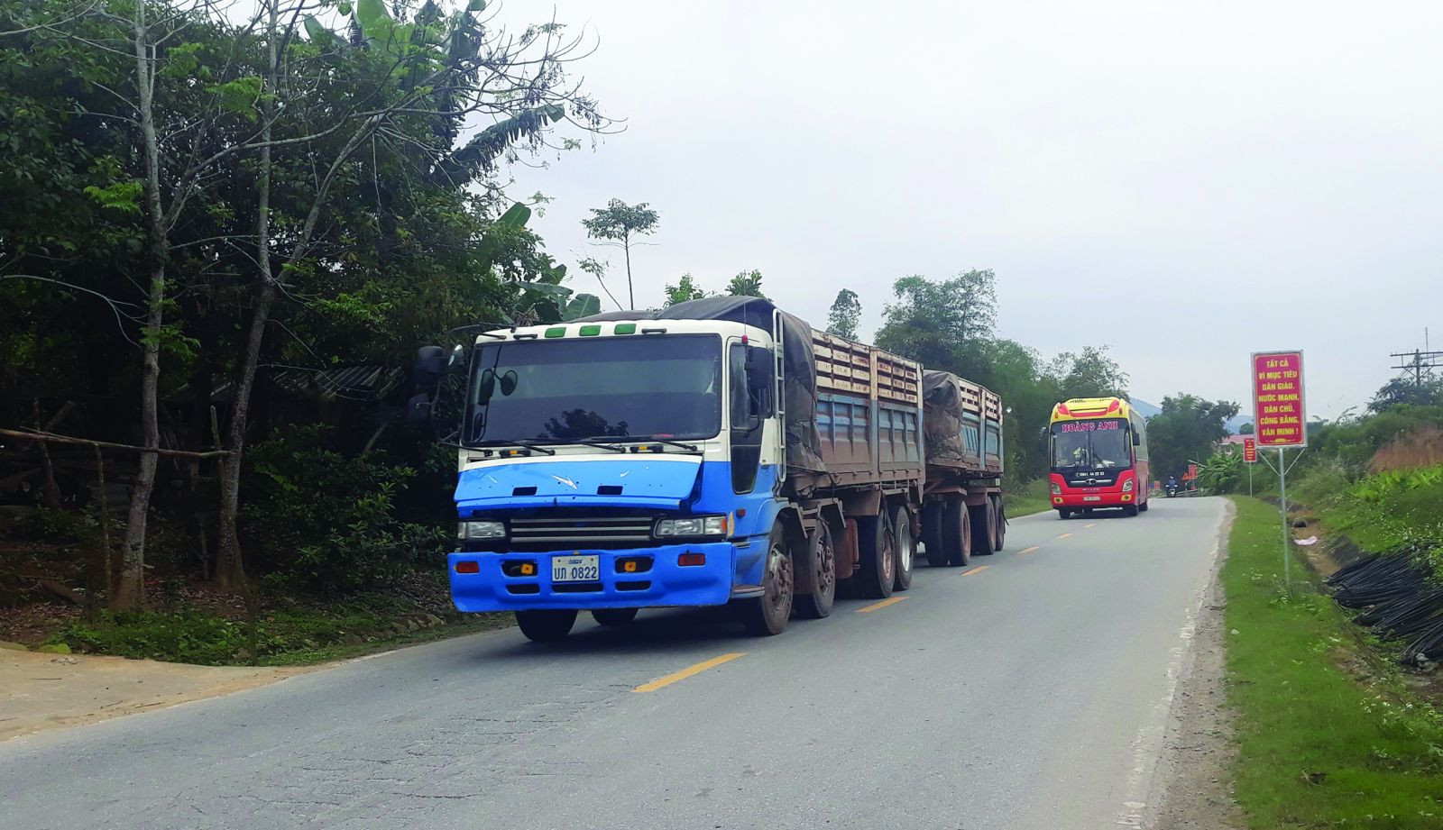  Nhiều xe BKS Lào đang “đại náo” trên các tuyến đường bộ Việt Nam với những “ưu đãi” riêng khiến doanh nghiệp vận tải trong nước gặp nhiều khó khăn