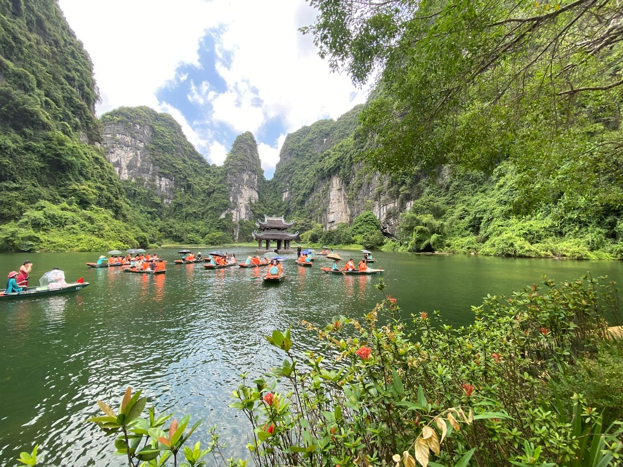 Kỳ vọng tăng trưởng cuối năm đặt vào những ngành có tốc độ phát triển tốt như du lịch, tiêu dùng, bán lẻ