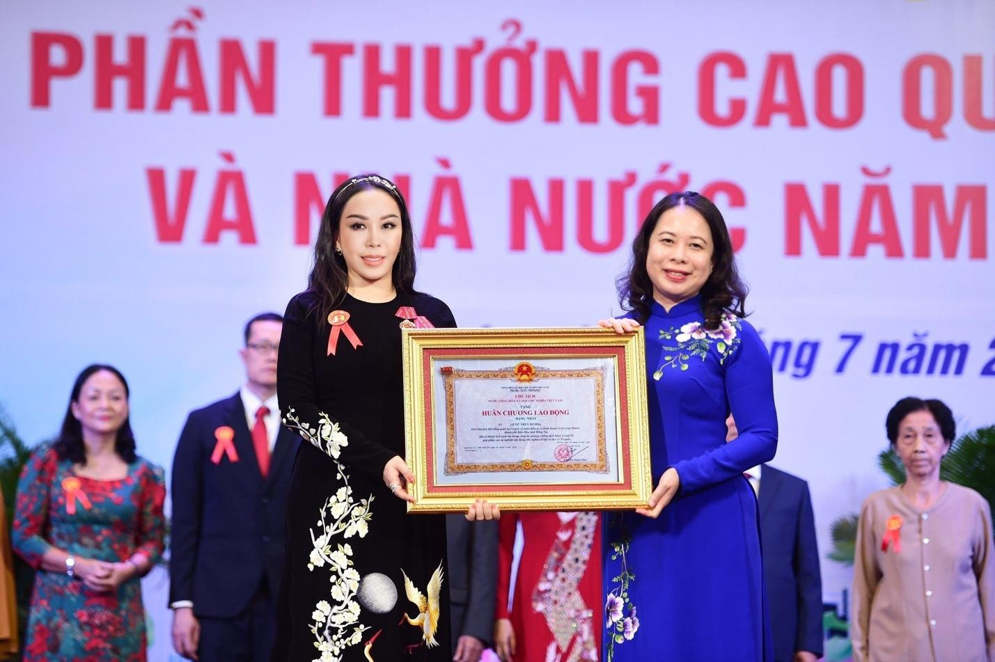 Phó Chủ tịch nước Võ Thị Ánh Xuân trao Huân chương Lao động hạng Nhất cho bà Lê Nữ Thùy Dương – Phó Chủ tịch Tập đoàn KN Holdings