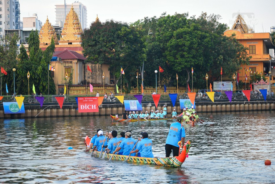 Lễ hội sông nước cũng là cơ hội cho các doanh nghiệp lữ hành và lưu trú giới thiệu các sản phẩm dịch vụ du lịch du khách trong nước và quốc tế - Ảnh: TTXVN.