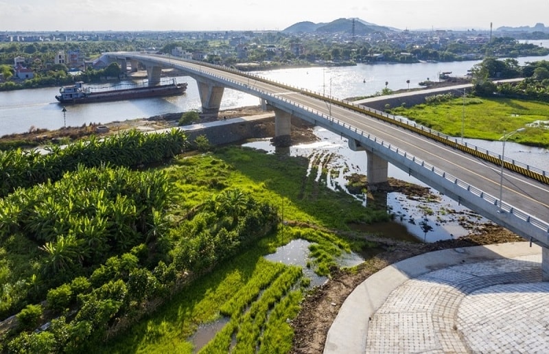 Cầu Dinh nối huyện Thủy Nguyên, thành phố Hải Phòng với thị xã Kinh Môn, tỉnh Hải Dương, qua sông Kinh Thầy. (ảnh: Hồng Phong).