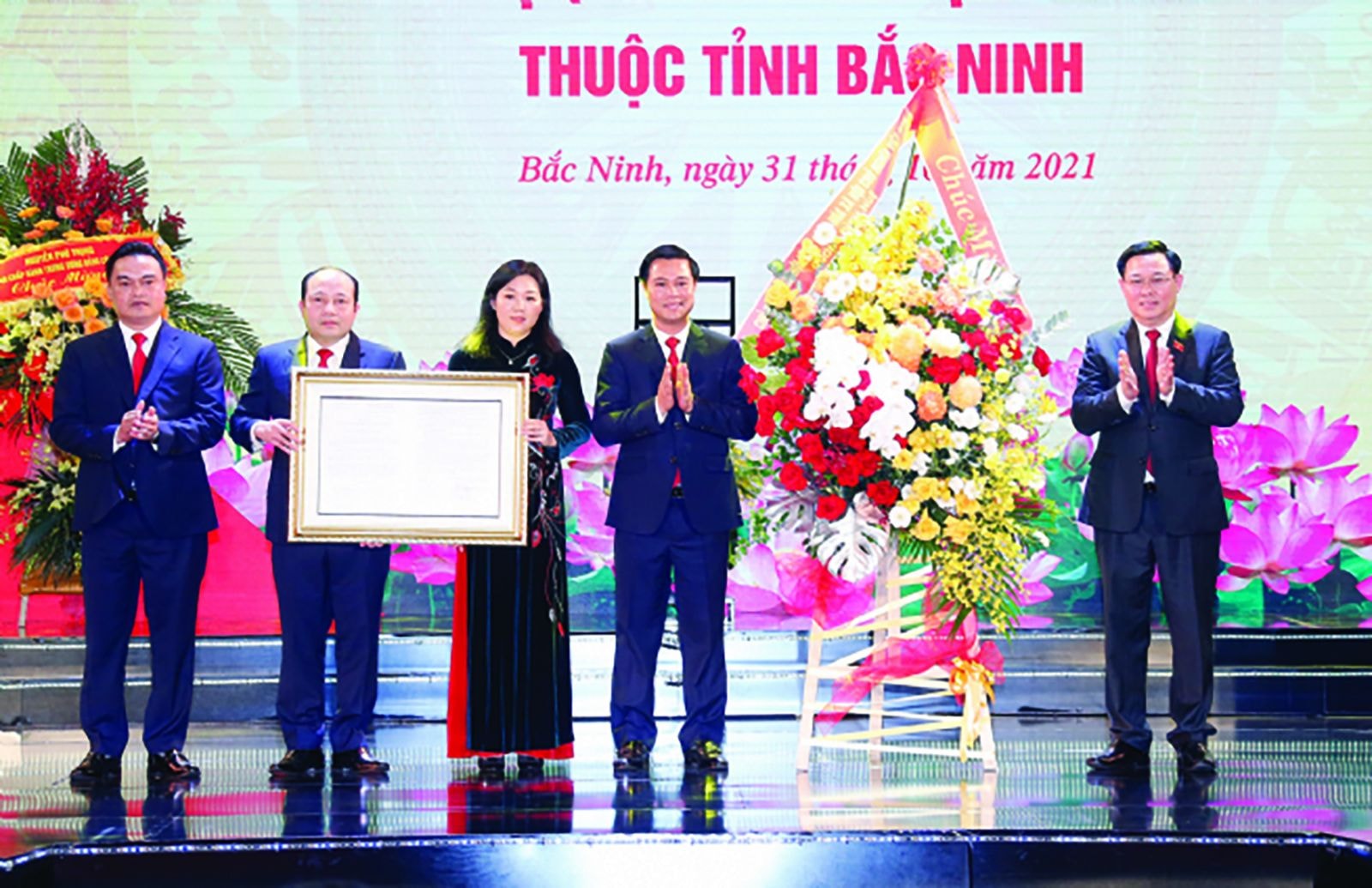  Chủ tịch Quốc hội Vương Đình Huệ trao Nghị quyết thành lập TP.Từ Sơn thuộc tỉnh Bắc Ninh