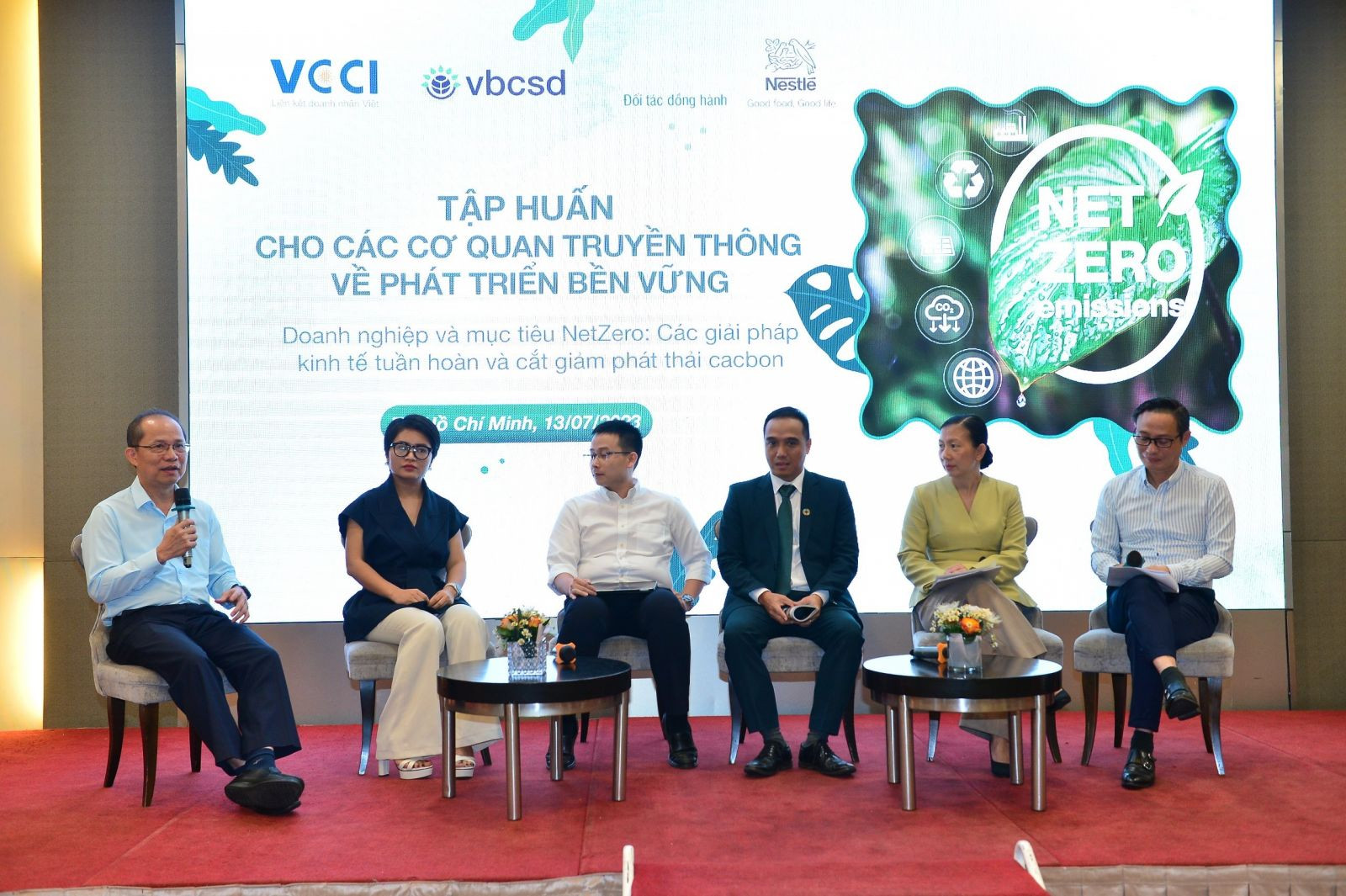 Các diễn giả tham giaTọa đàm “Doanh nghiệp và Mục tiêu Net Zero: Các giải pháp kinh tế tuần hoàn và cắt giảm phát thải các-bon”