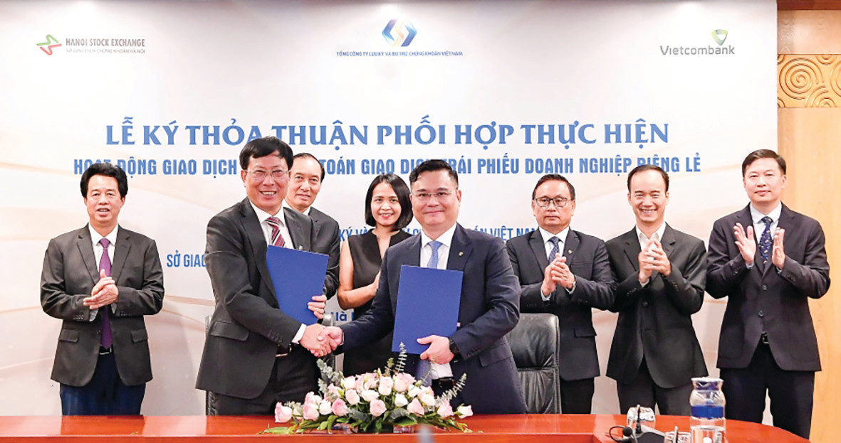 p/Ông Nguyễn Thanh Tùng – Tổng Giám đốc Vietcombank (bên phải) và ông Dương Văn Thanh – Tổng Giám đốc VSDC ký kết thỏa thuận phối hợp