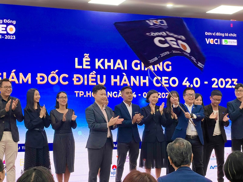 Nghi thức trao cờ luân lưu chuyển giao sứ mệnh giữa khóa CEO2022 và khóa CEO2023 đồng thời khởi động chương trình CEO2023