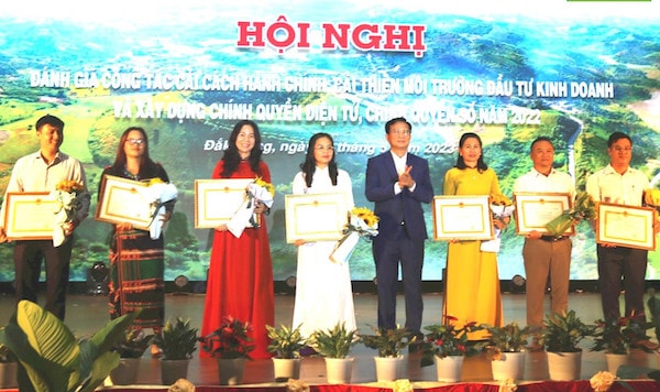 Phó Bí thư Tỉnh ủy, Chủ tịch UBND tỉnh Đắk Nông Hồ Văn Mười tặng Bằng khen cho các tập thể, cá nhân có thành tích xuất sắc trong công tác cải cách hành chính năm 2022