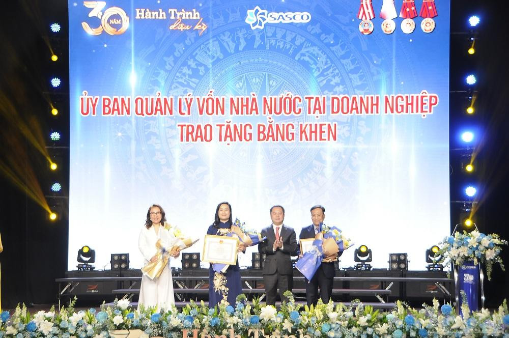 Ban lãnh đạo Sasco nhận Bằng khen của Ủy ban Quản lý Vốn nhà nước - Ảnh: Đình Đại.