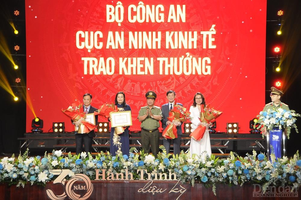 Và nhận Bằng khen của Cục An ninh Kinh tế, Bộ Công an - Ảnh: Đình Đại.