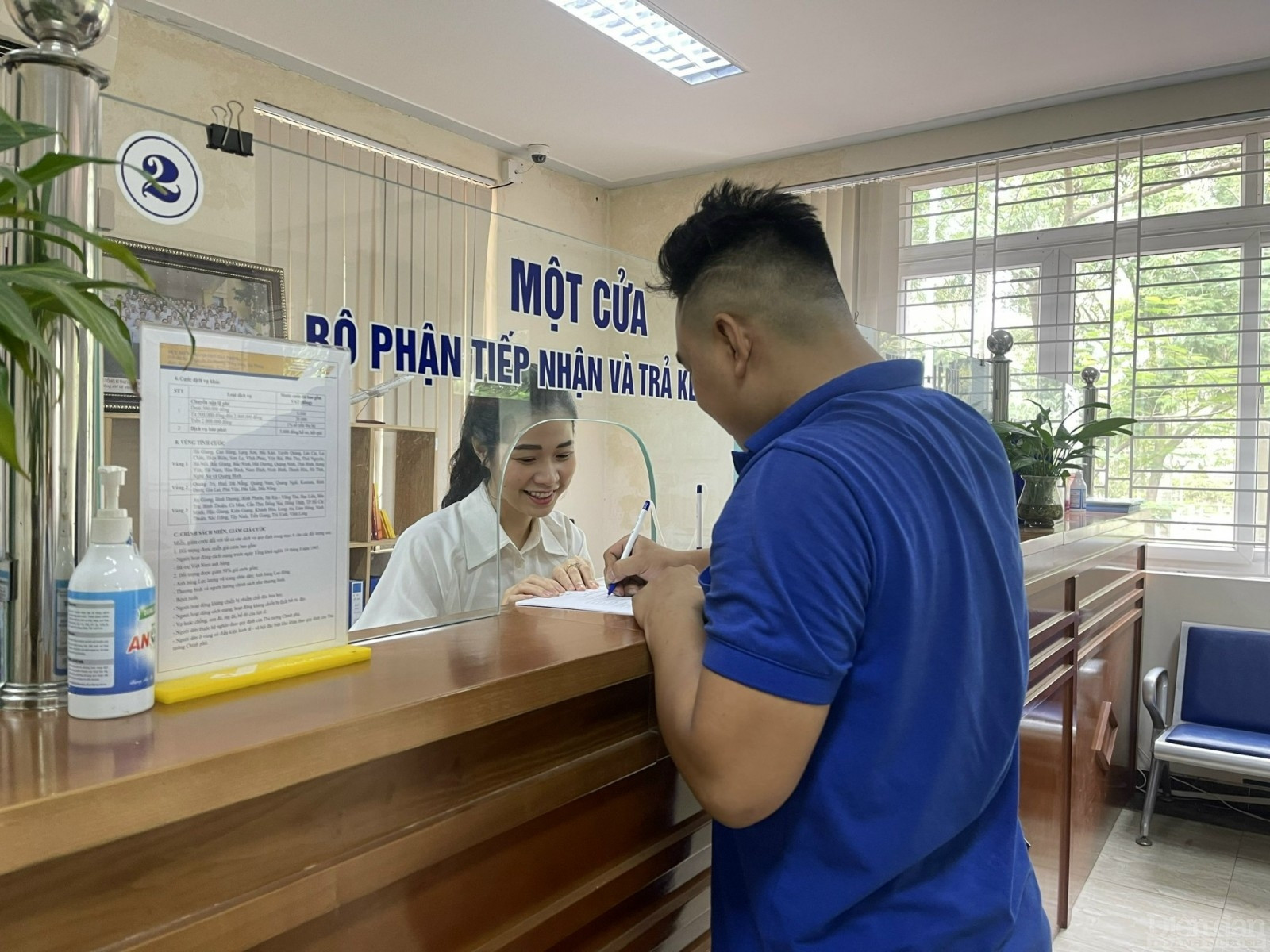 Cán bộ Sở Du lịch hỗ trợ doanh nghiệp đến làm thủ tục hành chính tại bộ phận một cửa