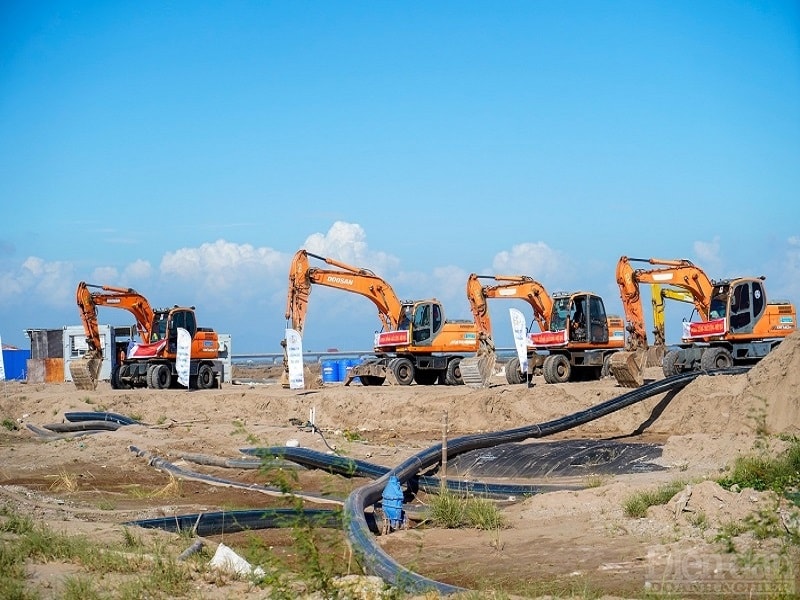 Các phương tiện máy móc được huy động để triển khai dự án đầu tư xây dựng tuyến đê biển Nam Đình Vũ (Ảnh: Đàm Thanh)