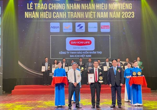 Ông Ngô Việt Phương – Phó Tổng Giám đốc Kinh doanh Kênh Đại lý Truyền thốngp/Dai-ichi Life Việt Nam nhận danh hiệu Top 10 Nhãn hiệu nổi tiếng VN 2023 trong Lễ Trao Chứng nhận Nhãn hiệu nổi tiếng – Nhãn hiệu cạnh tranh Việt Nam 2023.