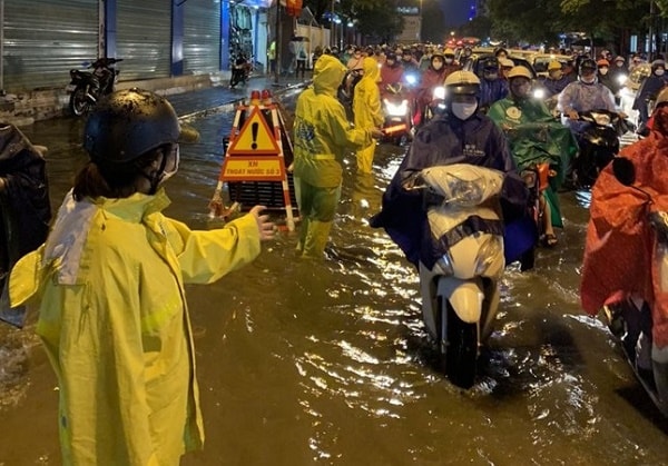 Hà Nội khuyến cáo người dân hạn chế ra đường trong thời gian bão Talim đổ bộ.