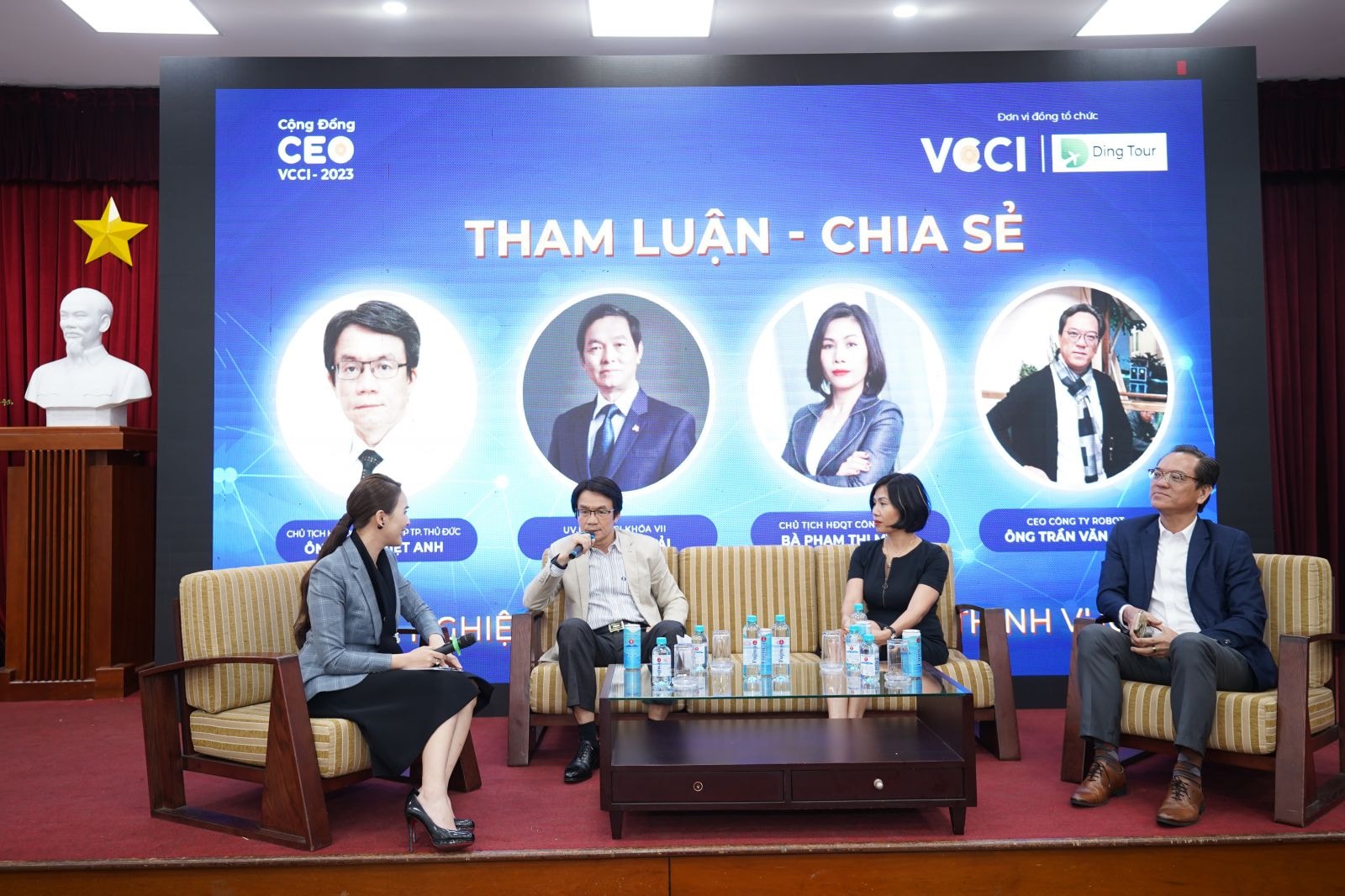 Ông Việt Anh thảo luận cùng các tân học viên niên khóa 2023