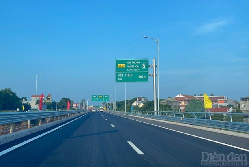 Trục cao tốc dọc tỉnh dài 176km kéo dài từ cầu Bạch Đằng đến Cửa khẩu quốc tế Móng Cái kết nối chuỗi đô thị của tỉnh tạo thành hành lang kinh tế quan trọng trong kế hoạch phát triển KT-XH