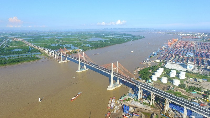 Hệ thống giao thông kết nối giao thông liên vùng đã thúc đẩy sự phát triển kinh tế của Hải Phòng (Trong ảnh: Cầu Bạch Đằng kết nối Hải Phòng – Quảng Ninh)